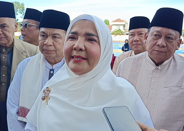 Wali Kota Bandar Lampung Eva Dwiana Salat Ied di Stadion Way Dadi Bersama Keluarga