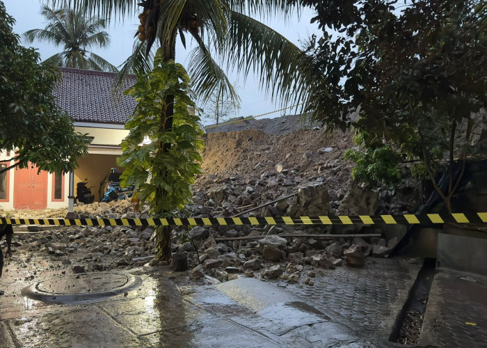 Diguyur Hujan, Pondasi Pembangunan Gedung BPKHTL Roboh Timpa Rumah Warga
