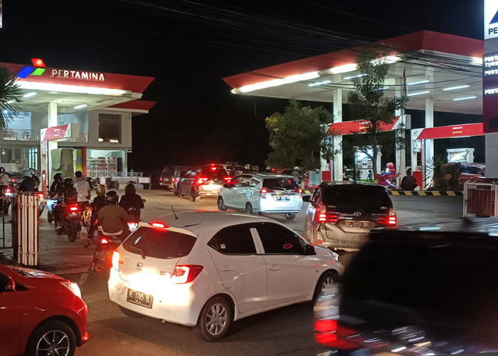 Jelang Kenaikan BBM, SPBU di Bandar Lampung Dipadati Kendaraan 