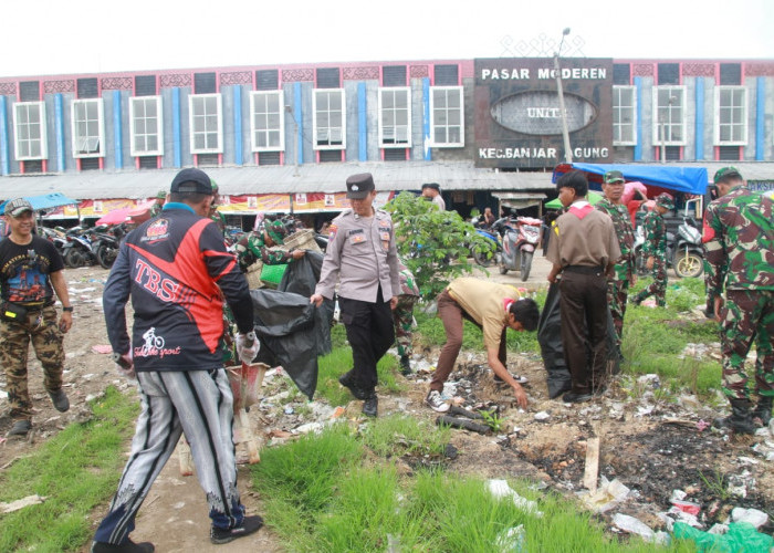 Prajurit TNI AD Ajak Elemen Masyarakat Bersihkan Pasar Unit II Tulang Bawang