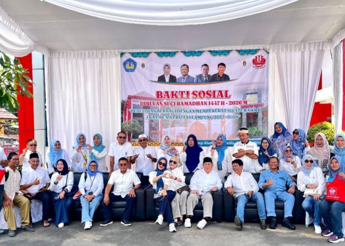 Tebar Kebaikan di Bulan Ramadan, IKA FH Unila Salurkan Ratusan Paket Sembako dan Perlengkapan Shalat