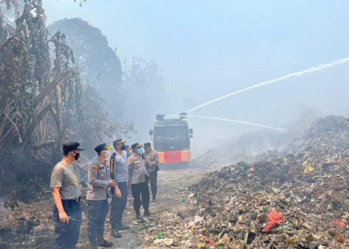 Kebakaran TPA Bakung Lampung Bikin Kabut Asap Tebal, Polisi Turunkan Mobil Water Cannon
