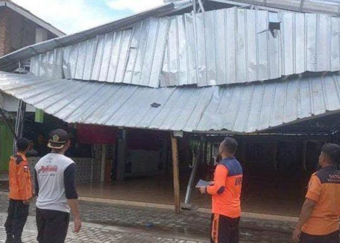 Dihantam Puting Beliung, Puluhan Rumah di Tulang Bawang Lampung Rusak  