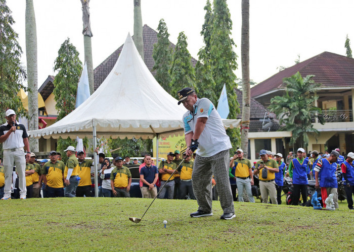Arinal Djunaidi Buka Turnamen Golf Piala Gubernur 2022 Dengan Melakukan Tee Shot di Lapangan Golf Sukarame