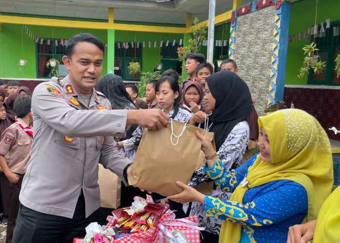 Kapolres Way Kanan Beri Kejutan Kepada Dewan Guru di SDN 1 Kampung Negeri Baru