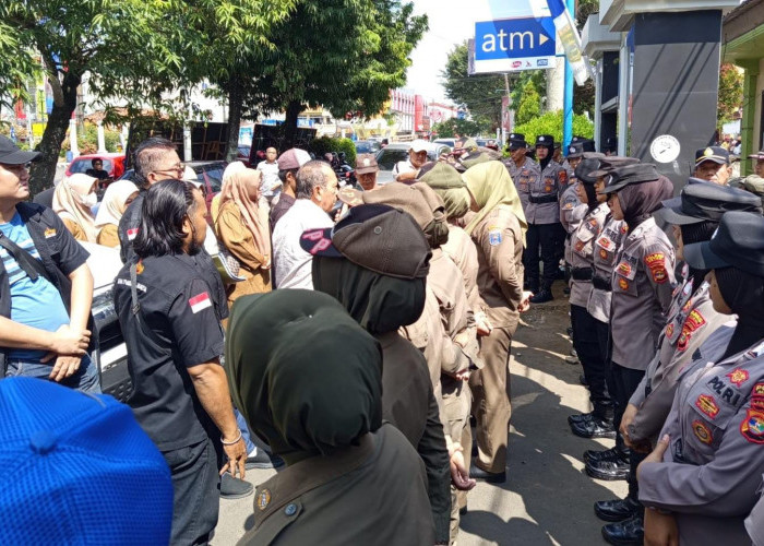 Tuntut Keadilan, Ratusan Guru Honorer Geruduk Kantor Pemkot Metro