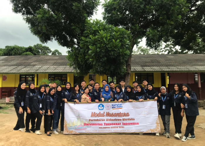 Mahasiswa PMM UTI Berikan Pengabdian dengan Mengajar di SDN 1 Teluk Pandaan