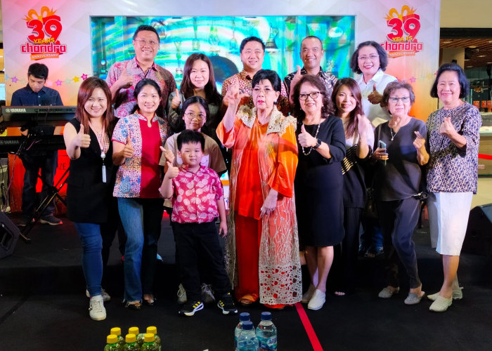 Titiek Puspa Hibur Pengunjung dengan 4 Lagu di Anniversary ke 39 Chandra Super Store 