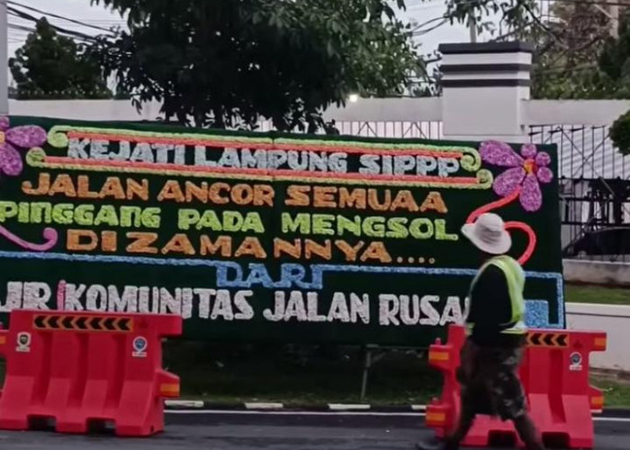 Papan Bunga Nyeleneh Berjejer di Kejati Lampung Usai Arinal Jadi Tersangka