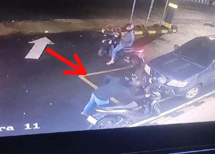 Terekam CCTV Dua Pria Curi Motor Ojek Online saat Memesan Orderan di Hokben Antasari