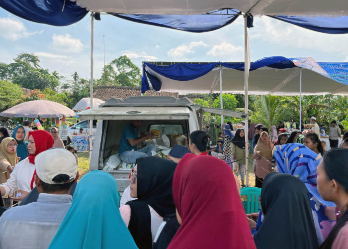 Antusias! Warga Warga Berburu Sembako di Pasar Murah Katibung