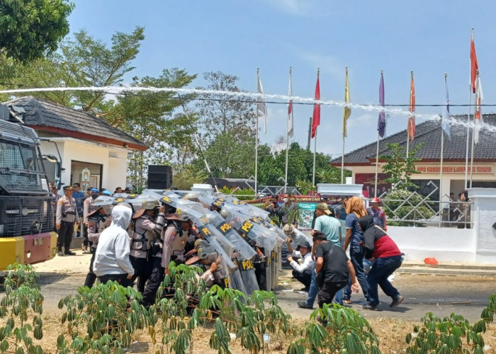 Ratusan Masa Geruduk KPU Lampung Timur, Ini Penyebabnya