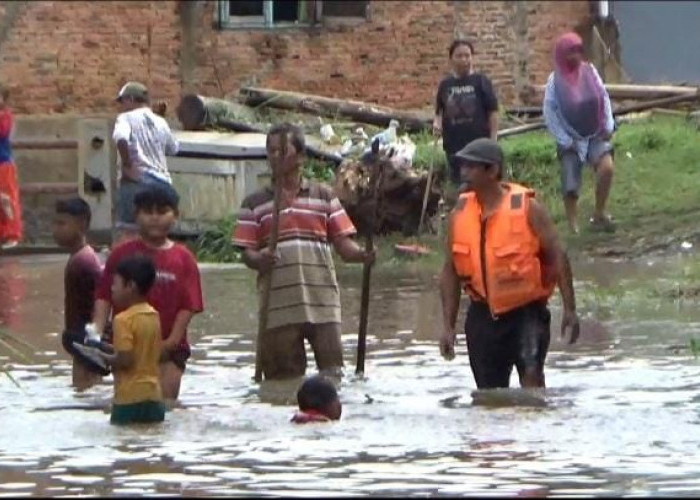 Hujan Deras Guyur Bandar Lampung, Warga Sukabumi Terendam Banjir Akibat Jembatan yang Tersumbat