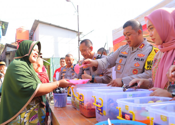 Polresta Bandarlampung Bagikan Ratusan Porsi Makanan Gratis untuk Korban Banjir di Kampung Pulo Air