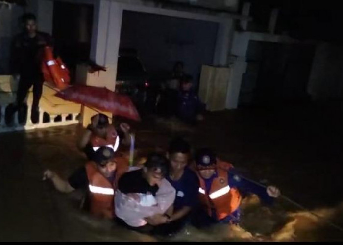 Dramatis! Petugas Damkarmat Bandar Lampung Evakuasi Bayi 3 Bulan di Tengah Banjir dan Lampu Padam