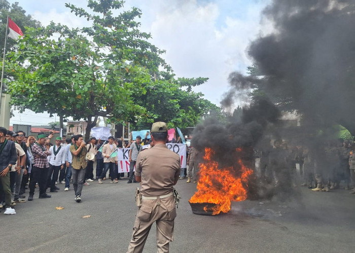 Ratusan Mahasiswa Gelar Aksi Demo Hingga Bakar Ban, Tuntut Kejelasan Program Kebijakan Pemkot Metro