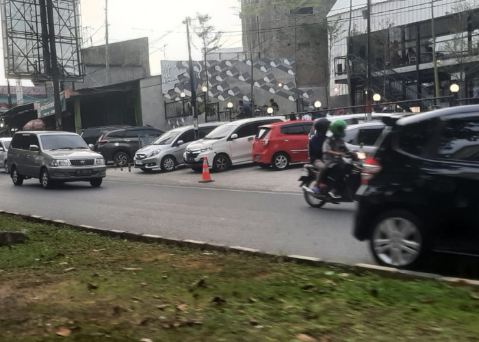 Kopi Nako Berkilah Kendaraan Parkir di Bahu Jalan Karena Pengunjung Bandel