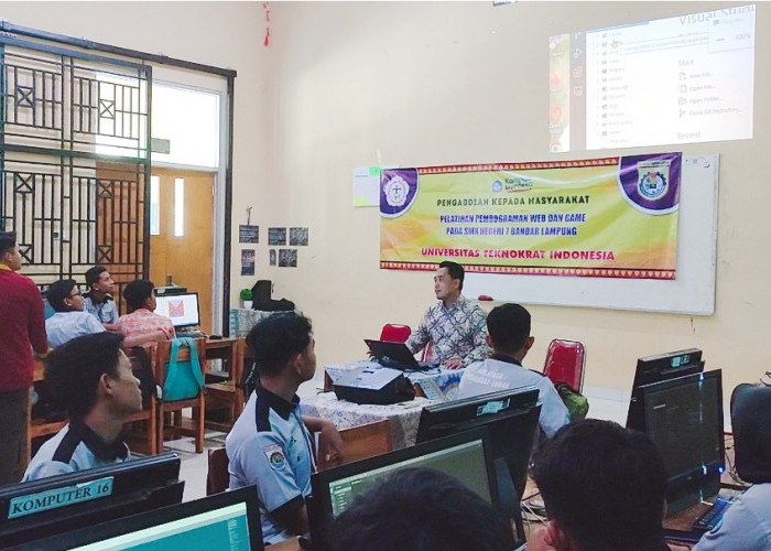 Dosen UTI Beri Pelatihan Pemrograman Web di SMKN 7 Bandar Lampung