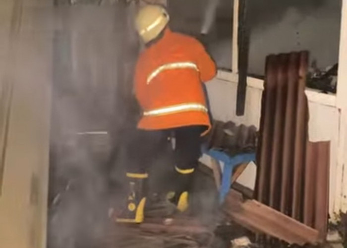 Warung Ayam Geprek di Metro Terbakar, Kerugian Ditaksir Rp30 Juta