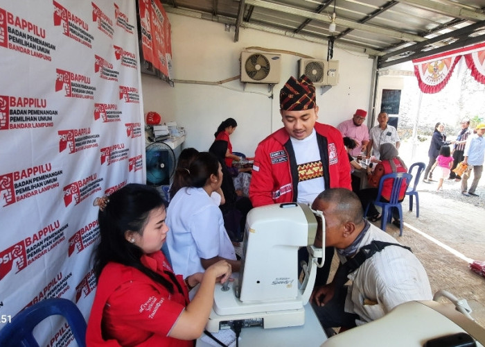 Peringati HUT RI Ke-78, PSI Bandar Lampung Bagikan 780 Kacamata Gratis Kepada Masyarakat
