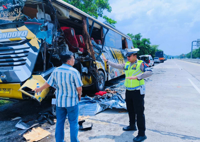 Truk Fuso Oleng Tabrak Bus di Tol Bakter, Sopir Ngantuk Diduga Jadi Pemicu Lakalantas