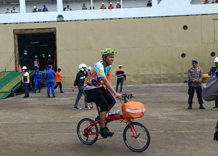 Unik, Seorang Pemudik Ini Mudik dengan Menggunakan Sepeda