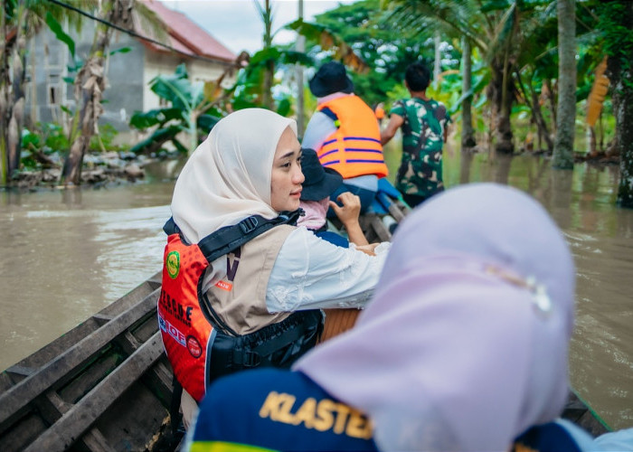 Jalan Jadi Sungai, Wagub Terpilih Jihan Nurlela Tinjau Banjir di Lampung Selatan Naik Perahu 