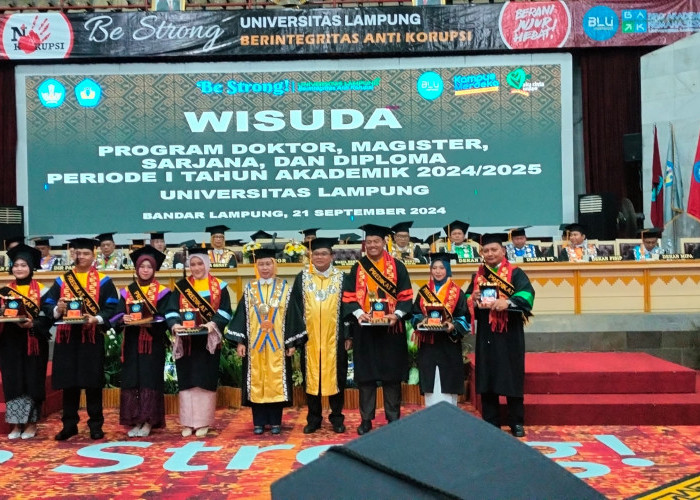 878 Mahasiswa Ikuti Prosesi Wisuda Periode I 2024/2025, Rektor Unila: Segera Isi Data Tracer Study 