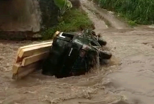 Tersapu Arus, Pikap Hanyut di Sungai Way Kedaung Pringsewu 