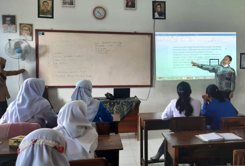 Prodi Sastra Inggris Universitas Teknokrat Indonesia Beri Pelatihan Google Site SMAN 1 Kota Gajah