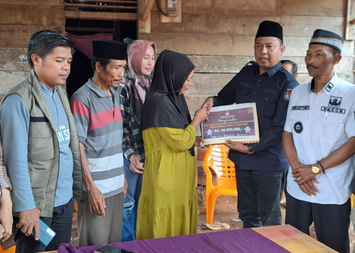 KPU Tanggamus Lampung Serahkan Santunan untuk Anggota KPPS Meninggal Dunia 
