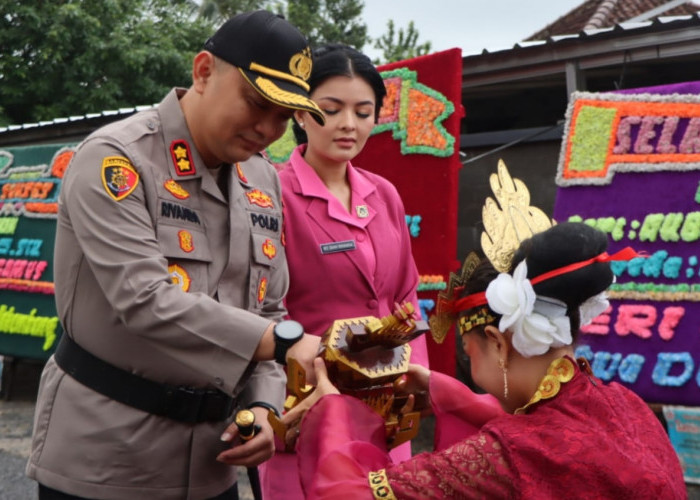 Disambut Tarian Adat Lampung dan Polisi Cilik, AKBP Rivanda Resmi Masuk Polres Tanggamus