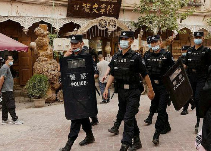 Larang Install Aplikasi Media Sosial, Polisi di China Geledah Ponsel Warganya