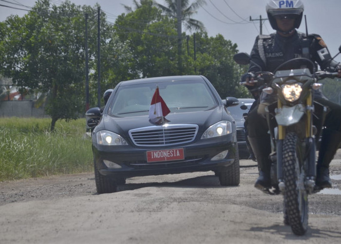 80 Menit, Jokowi Rasakan Jalan Rusak Terusan Ryacudu