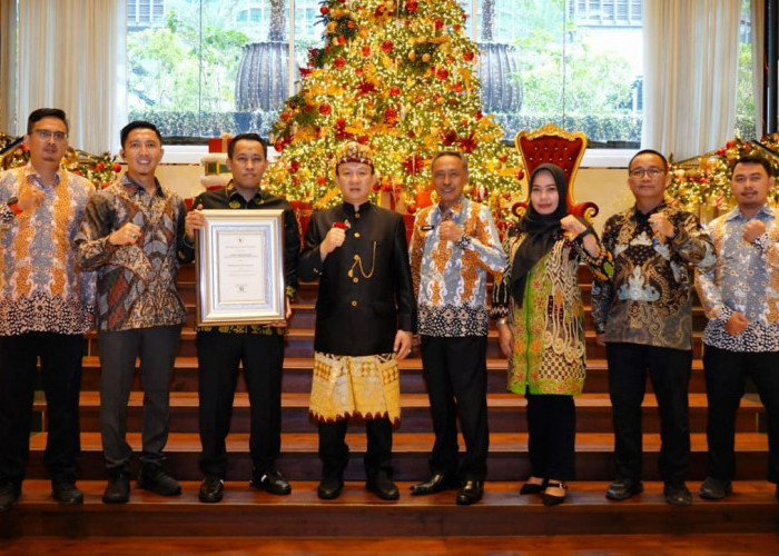 Pj Bupati Pringsewu Lampung Terima Penghargaan STBM Award 2024