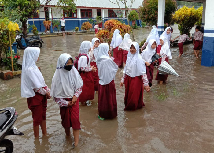 Kasihan! Sekolah Kebanjiran, Siswa SD di Pesisir Barat Batal UTS 