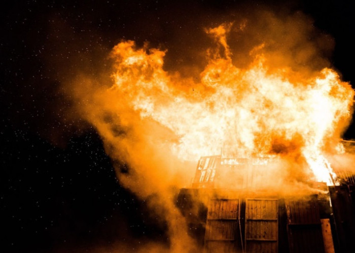 Diduga Tersambar Petir, Tangki Penyimpanan BBM Pertamina Meledak hingga Terbakar