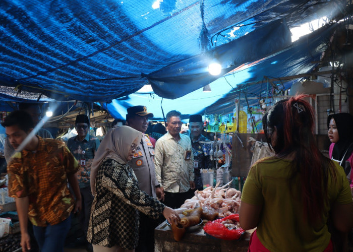 Jelang Idul Fitri, Bupati Elfianah dan Kapolres Mesuji Sidak Harga Bahan Pokok