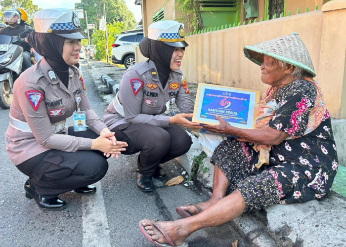 Hari Lalu Lintas Bhayangkara, Polantas Polresta Bandar Lampung Bagikan Sembako untuk Warga Kurang Mampu