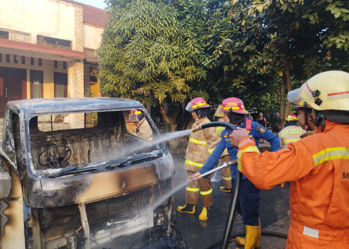 Mobil Pikup di Bandar Lampung Hangus Terbakar 