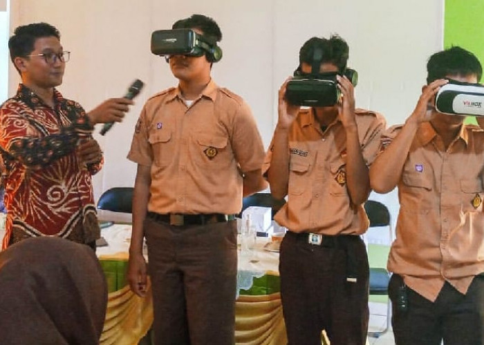 PKM Universitas Teknokrat Indonesia, Kenalkan Teknologi Metaverse untuk Siswa SMKN 3 Metro