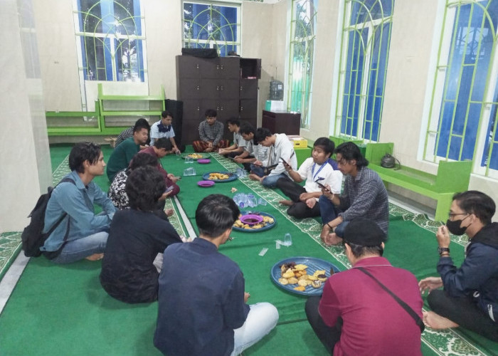 'Ramadhan Berbagi' Masjid Baitul Ilmi IIB Darmajaya Sediakan Takjil dan Makanan Berbuka Bagi Jemaah
