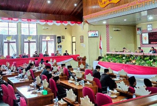Paripurna Istimewa, 13 Anggota DPRD Lampung Barat Absen 