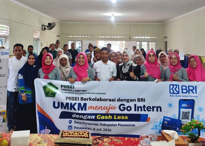 Tim PkM Dosen FEB Unila Latih UMKM Desa Purworejo Pesawaran Go Global Lewat Qris 