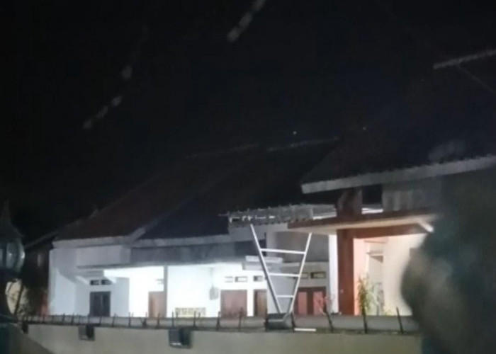 Bikin Mata Perih hingga Tulis Pesan di Debu, Begini Suasana 'Hujan Abu' Gunung Anak Krakatau di Pringsewu