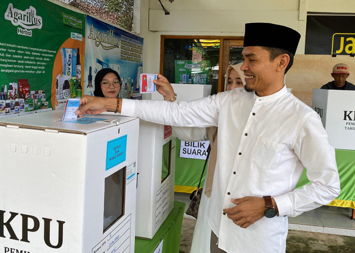 Cawabup Tanggamus Agus Suranto Berikan Hak Suara di TPS 6 Purwodadi Gisting 