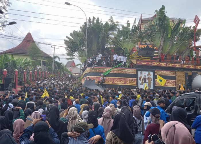 Memanas! Massa Aksi Robohkan Paksa Gerbang DPRD Kota Bandar Lampung
