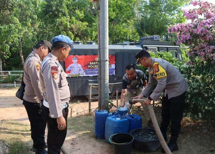 Gunakan Water Cannon, Polres Mesuji Bantu Warga yang Alami Krisis Air Bersih