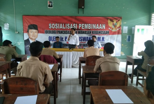 Anggota Komisi IV DPRD Lampung Tanamkan Nilai Kebangsaan dan Pancasila ke Siswa SMK Karya Wiyata