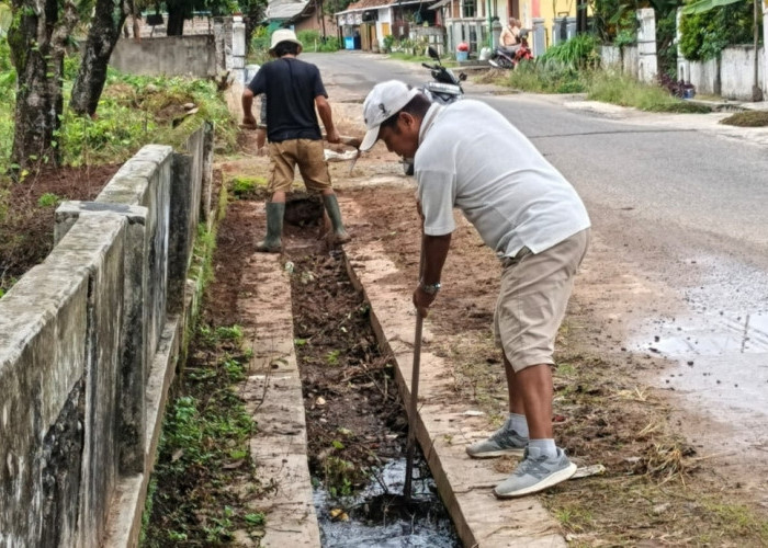 Cegah DBD Di Musim Hujan, Warga Metro Kerja Bakti Bersihkan Gorong Gorong